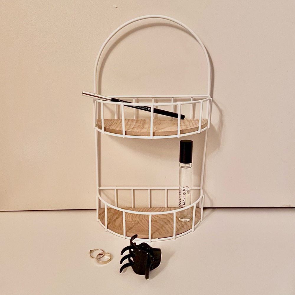 DAINTY MINIMAL BEAUTY SHELF